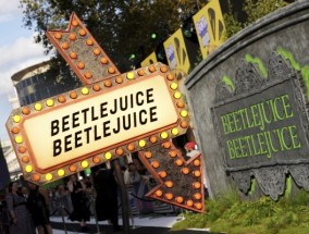 《Beetlejuice》(Beetlejuice)再次登顶;保守派纪录片《我是种族主义者》跻身票房前五