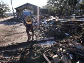 飓风“海伦”过后:紧急救援人员赶往北卡罗来纳州，64人死亡