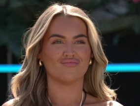 ITV《爱情岛》的萨曼莎·肯尼报复前任乔伊·埃塞克斯，称《TOWIE》明星是“骗子”。